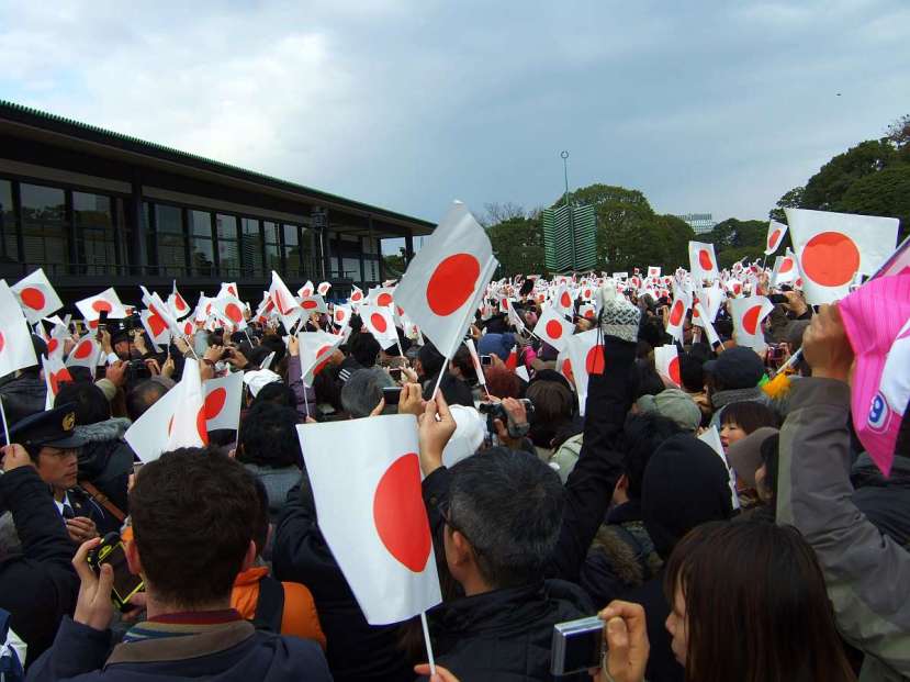 palacio imperial tokio recepción emperador banderas