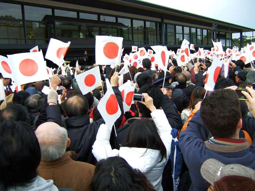 palacio imperial tokio recepción emperador banderas