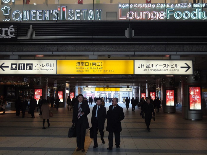 Visita edificio inmigracion Tokyo Shinagawa 003 Salida de JR Shinagawa Konan Exit Pasillo Enorme