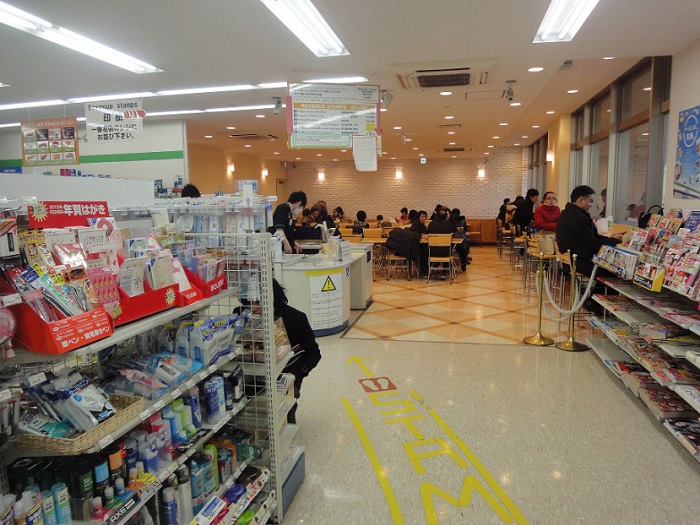 Visita edificio inmigracion Tokyo Shinagawa 007 Konbini Family Mart dentro del edicio