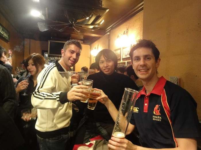 izakaya hub japon bebiendo