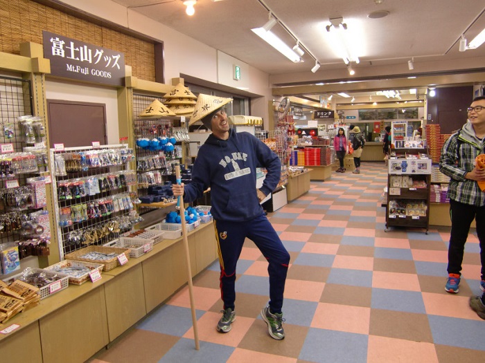 Subir al Monte Fuji. Con bastón y gorro preparado para subir.