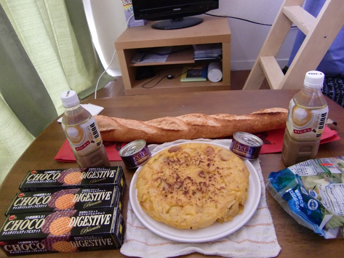 Subir al Monte Fuji. Tortilla de patatas, baguette de pan, café con lechem galletas de chocolate, atún.