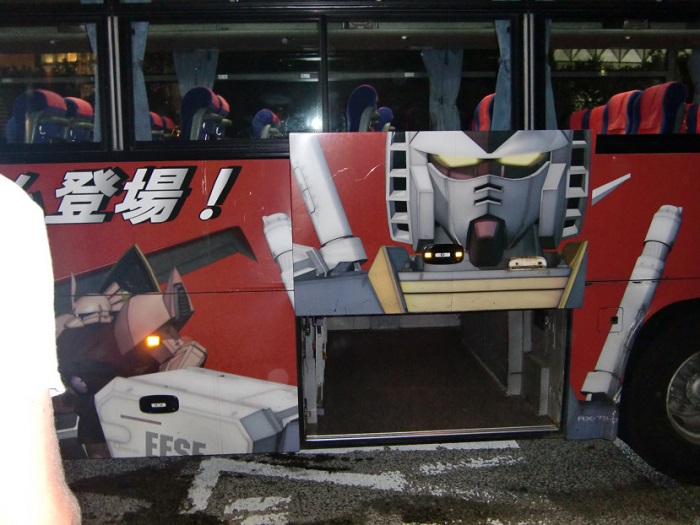 Subir al Monte Fuji. Autobús de los transformes que nos llevaría hasta la quinta estación del monte Fuji.