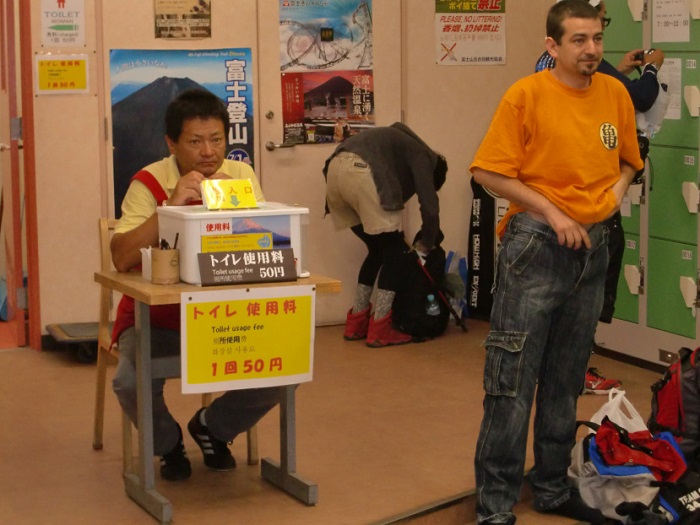Subir al Monte Fuji. Cambiándonos a la llegada a la quinta estación.