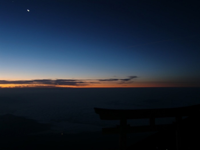 Subir al Monte Fuji. Esperando el amanecer en la cumbre.