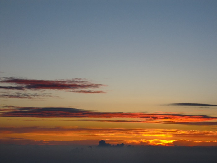 Subir al Monte Fuji. Esperando el amanecer en la cumbre.