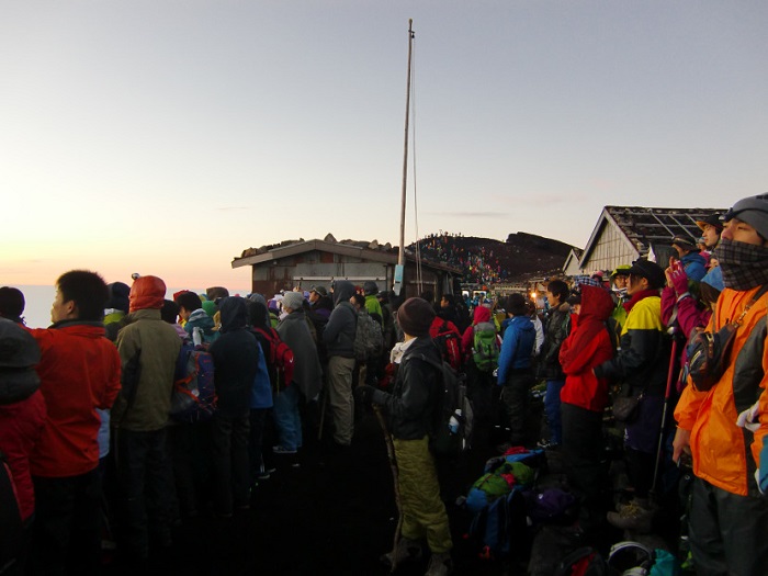 Subir al Monte Fuji. Esperando el amanecer en la cumbre.