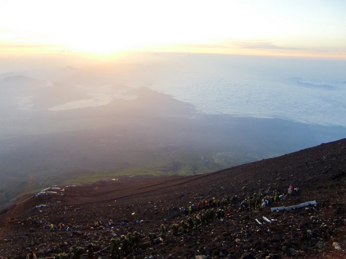Subir al Monte Fuji. Subiendo a la cima como hormigas en procesión.