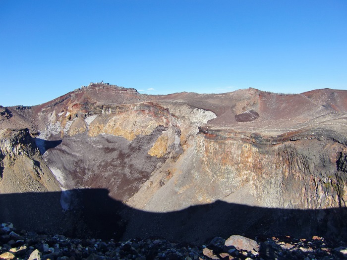 Subir al Monte Fuji. El crater en la cima del monte.