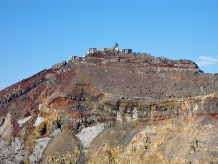Subir al Monte Fuji. El crater en la cima del monte.