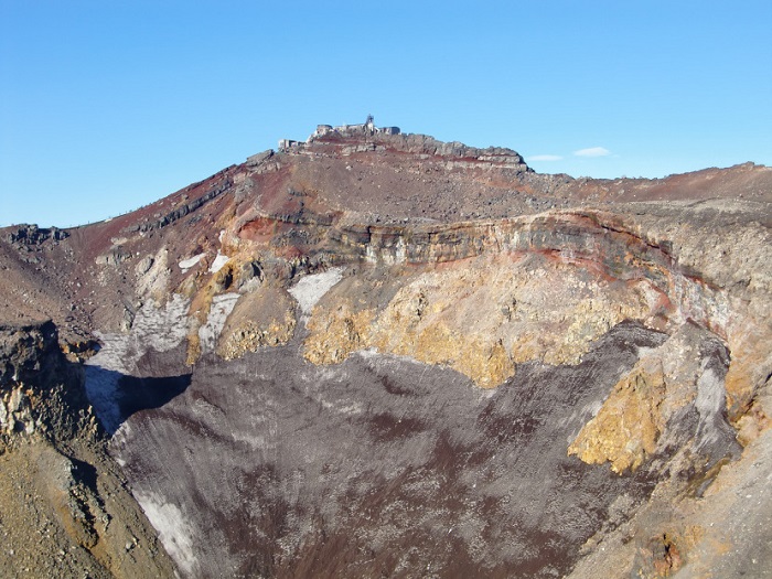 Subir al Monte Fuji. El crater en la cima del monte.