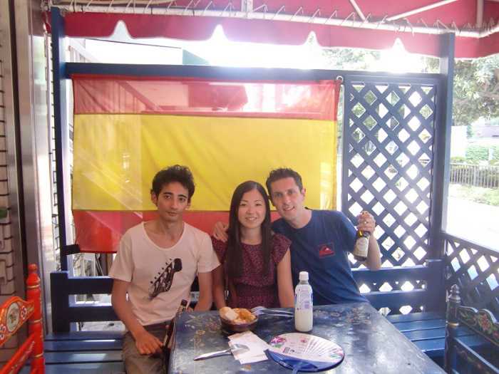 Tomando el aperitivo en la terraza del bar en Feria de Abril en Japón. Mayo de 2014. Sala andaluza.