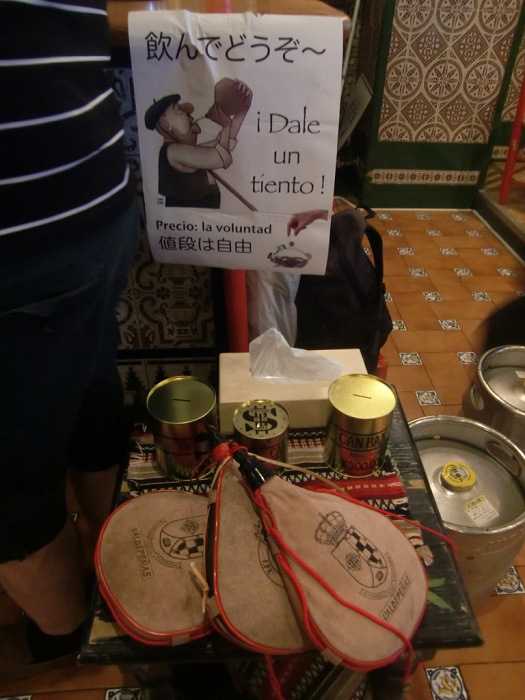 Dale un tiento a la bota de vino. Feria de Abril en Japón. Mayo de 2014. Sala andaluza.