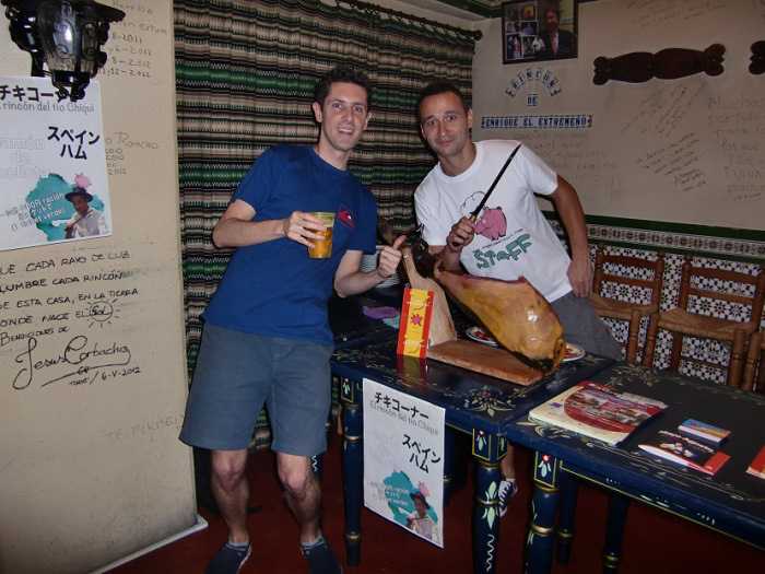 Saludando al organizador Fernando Picazo, del blog El chiqui en Japon,Feria de Abril en Japón. Mayo de 2014. Sala andaluza.