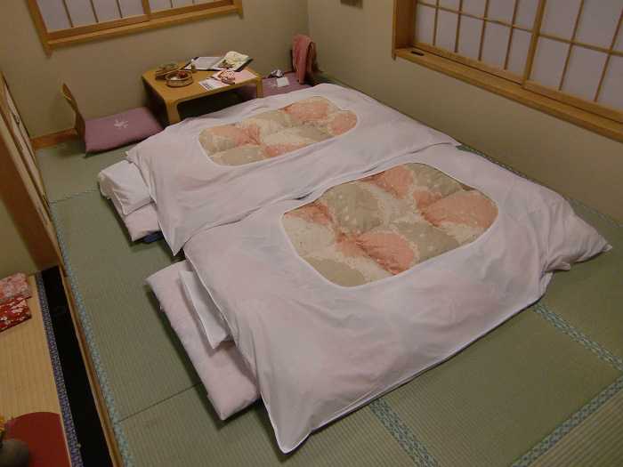 Ryokan Sakaeya, futon de la habitación