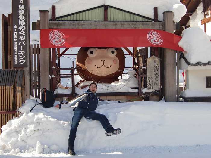 Cabeza de mono situada cerca del pueblo de Shibu Onsen. Cerca de la misma salían los buses que visitaban el Snow Monkey Park