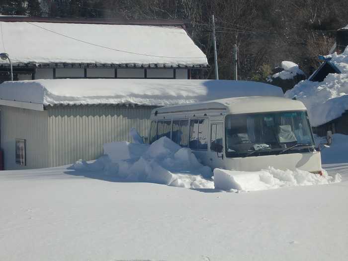 Camino desde Shibu Onsen al Snow Monkey Park. Autobus atrapado en la nieve
