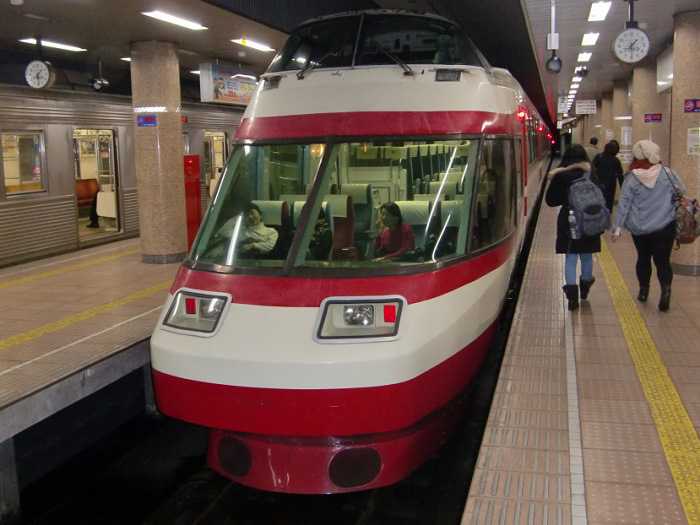 Visita a Yudanaka Shibu Onsen. Frontal de la locomotora del tren Nagaden