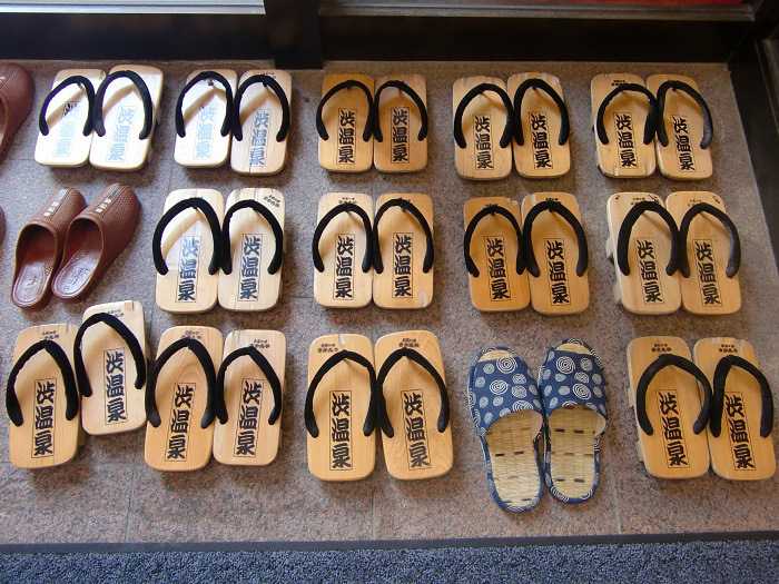 snow-monkeys-monos-nagano-yudanaka-shibu-onsen-008-ryokan-sakaeya-002-sandalias-japonesas-geta1