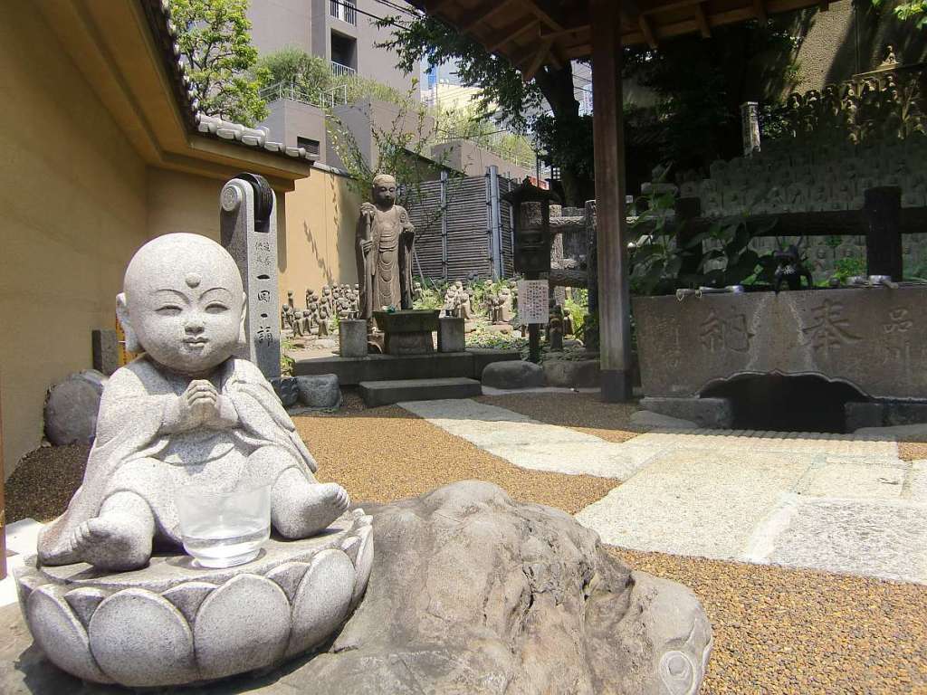 Templo Daienji buda niño estatua