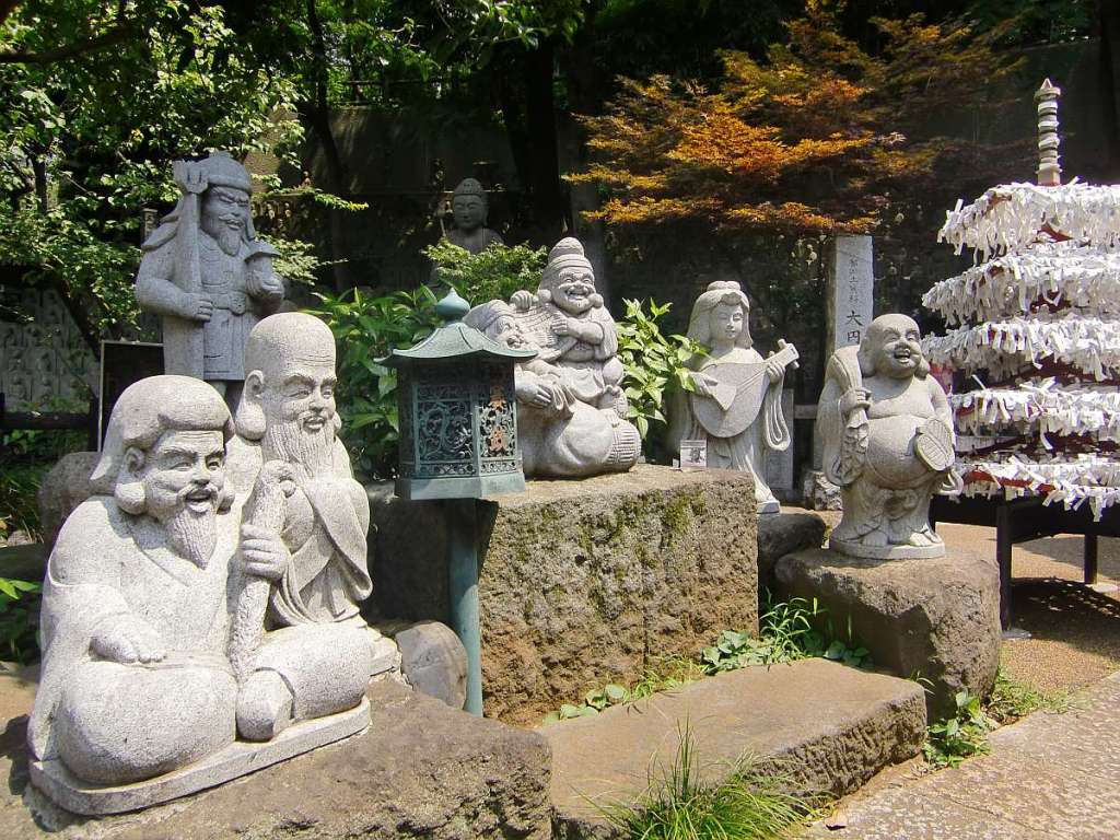Templo Daienji varias estatuillas buda orquesta