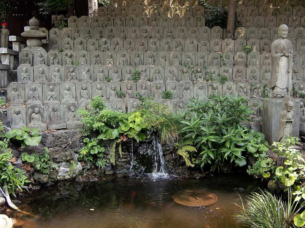 Templo Daienji estanque muchas estatuas buda