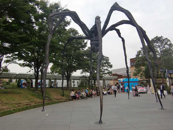 godzilla roppongi hills araña estatua bilbao