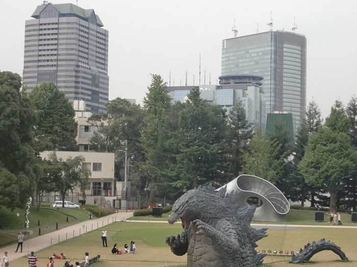 godzilla-y-doraemon-invaden-roppongi-002-godzilla-en-tokyo-midtown-park