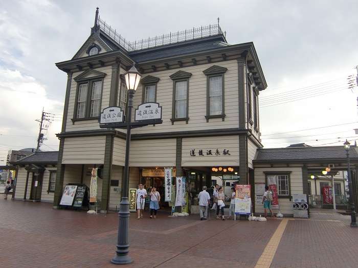 Exterior de la estación de tranvía de Dongo Onsen.