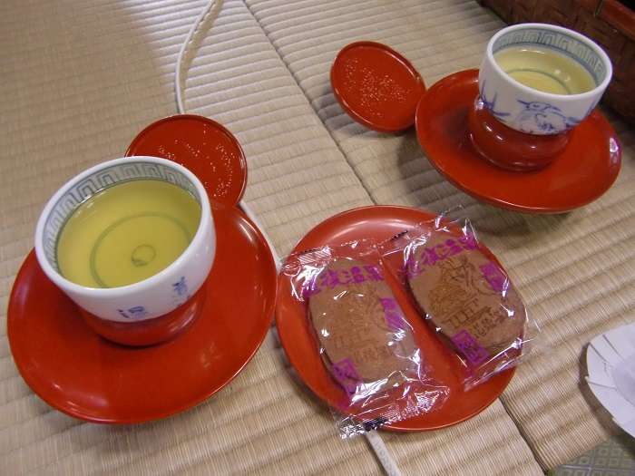 Shikoku. Ehime e Imahabara 014 - Dogo Onsen. Ocha y senbei