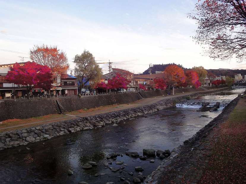 takayama rio y arboles con tonos rojizos