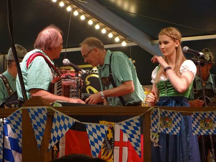 Yokohama Oktoberfest Woho & Kalendar band 02