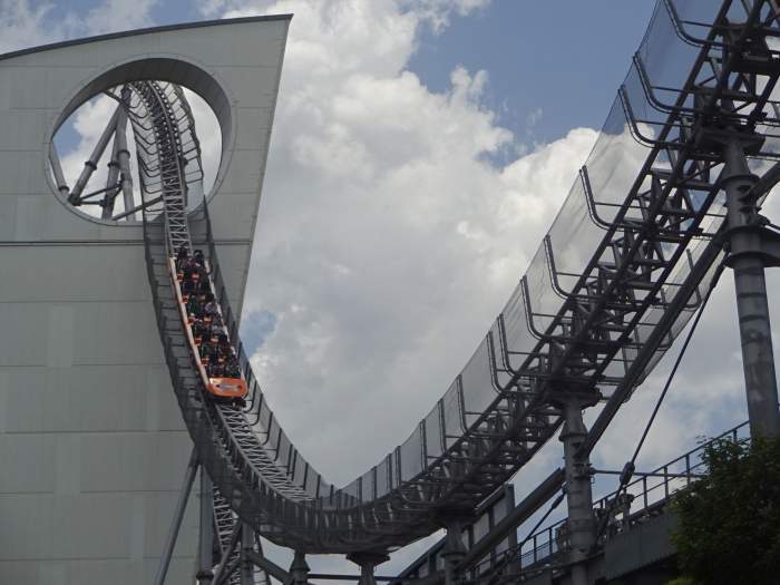 Rollercoaster Thunder Dolphin caida Japon