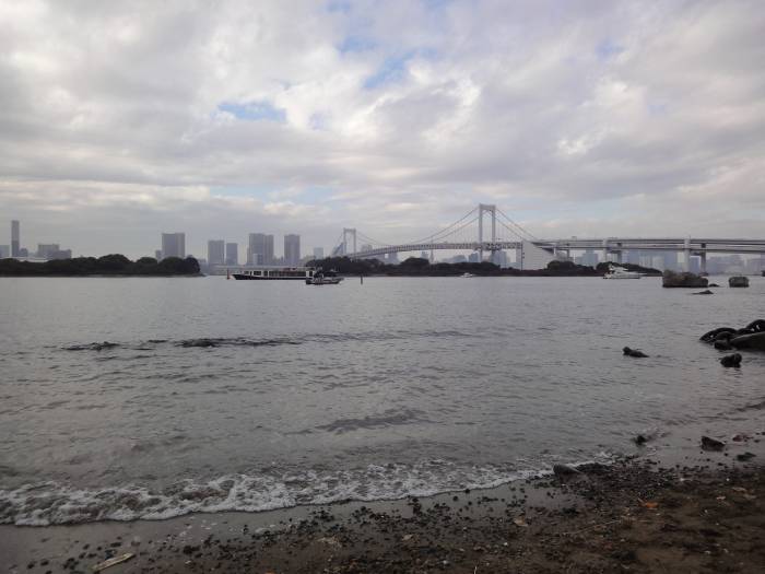 Odaiba, rainbow bridge desde la playa