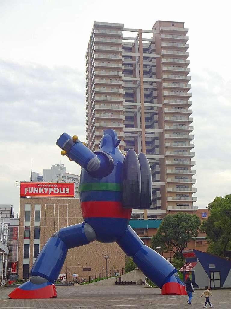 tetsujin 28 kobe estatua edificio al fondo