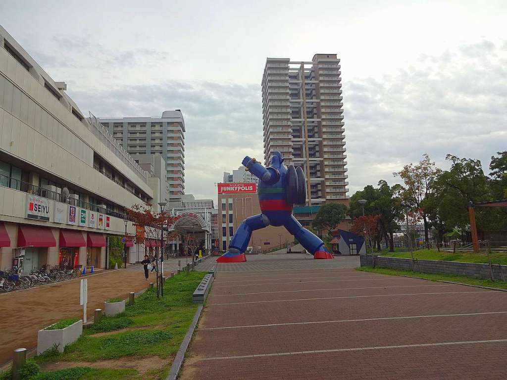 tetsujin 28 estatua kobe a lo lejos