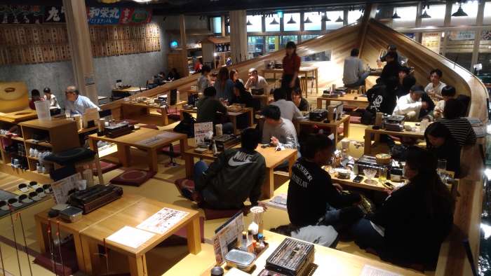 restaurante tsuri kichi osaka - barco superior interior mesas