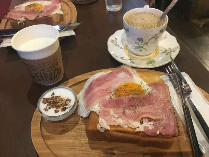 cafeteria aguro naha okinawa tostada huevo bacon cafe